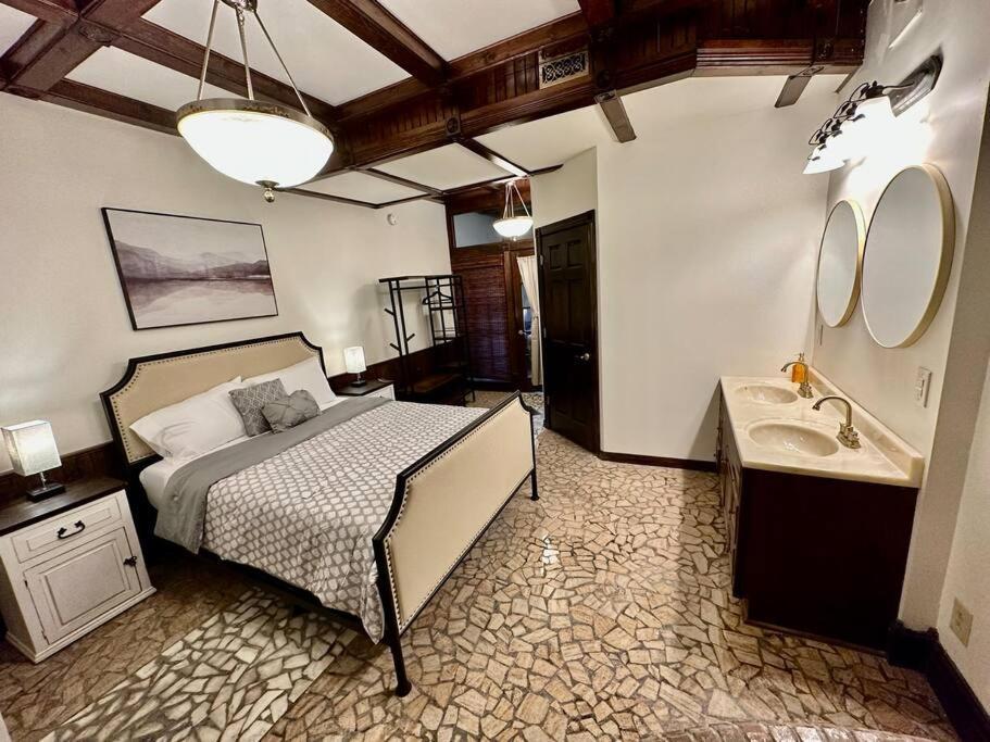 5 Bedroom Estate Near Casino And Downtown 布里斯托尔 外观 照片