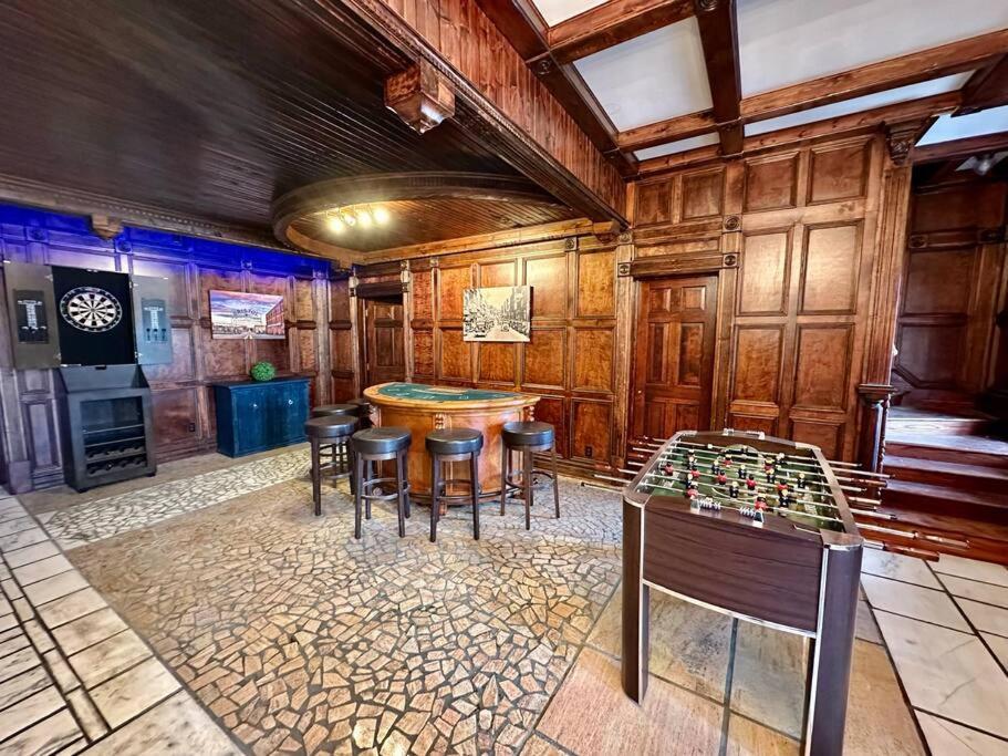 5 Bedroom Estate Near Casino And Downtown 布里斯托尔 外观 照片