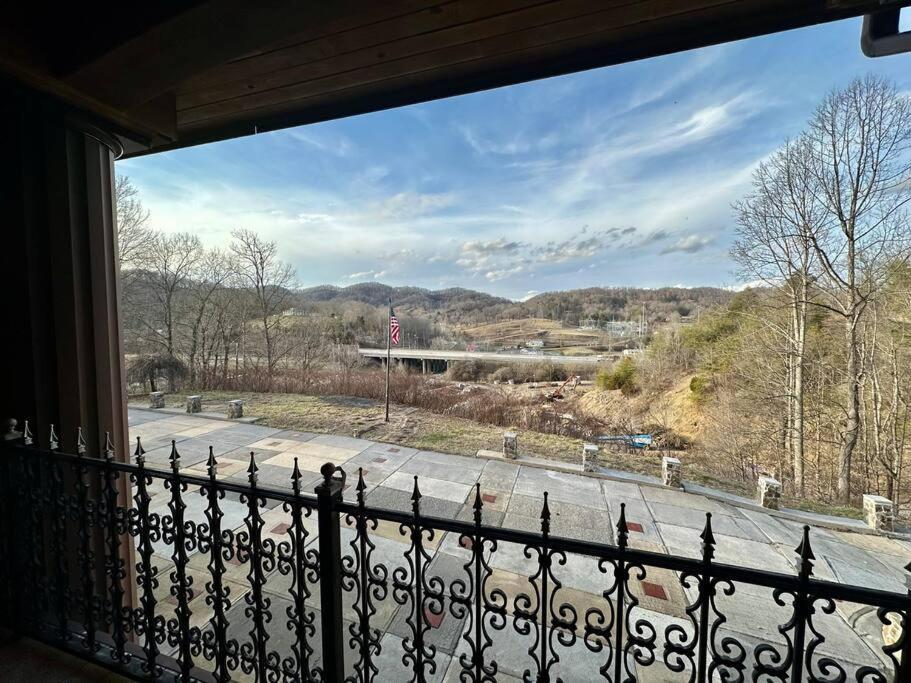 5 Bedroom Estate Near Casino And Downtown 布里斯托尔 外观 照片