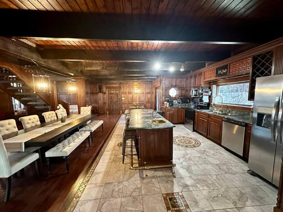5 Bedroom Estate Near Casino And Downtown 布里斯托尔 外观 照片
